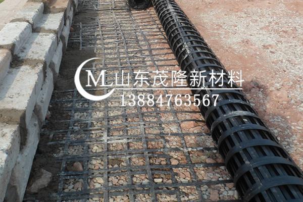 高韧性聚酯纱线集束土工格栅 第1张